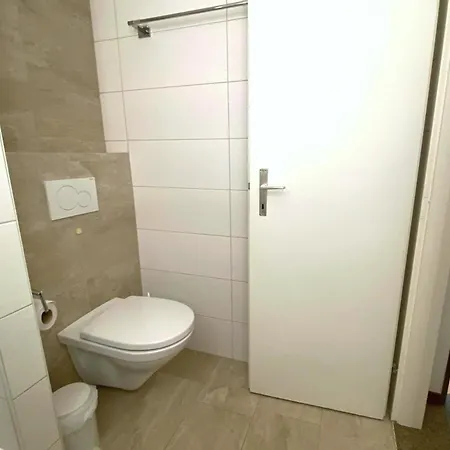 アパート Adler 82 *